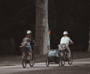 Family cyclyng heliao Dq3 mBiL9rc unsplash banner retro WEB