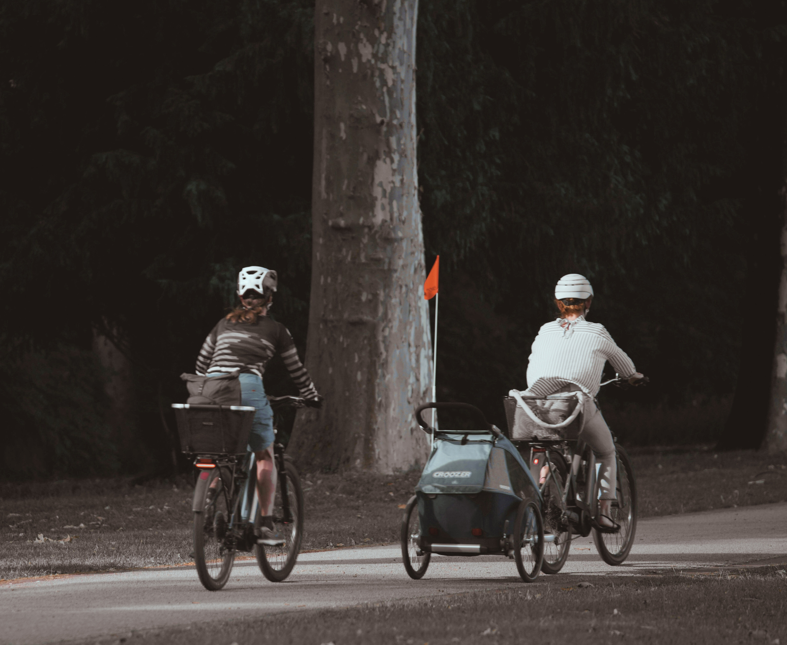 Family cyclyng heliao Dq3 mBiL9rc unsplash banner retro WEB
